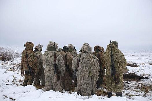 Морских пехотинцев из Приморья награждают на передовой за проявленное мужество