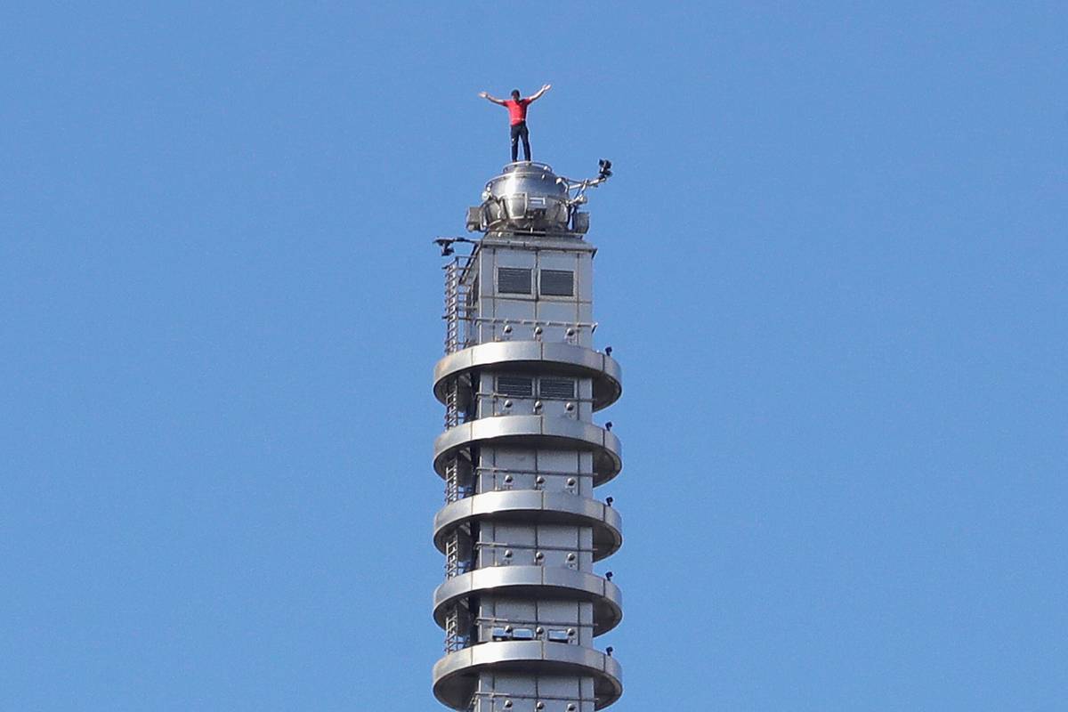 Американский скалолаз без страховки забрался на 500-метровый небоскреб