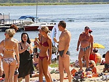 В Волгограде на официальном пляже оказались заблокированы сотни отдыхающих