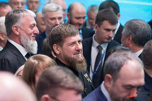 Истребитель, Кадыров и бойцы: в Грозном завершили Z-мурал