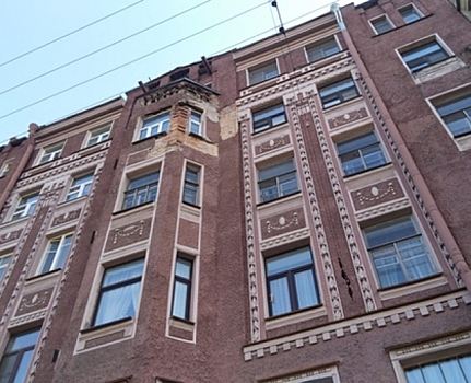 В Петербурге обрушился фасад доходного дома Веретенникова 1909 года постройки