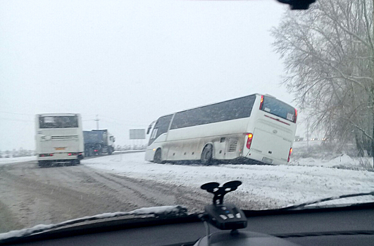 Автобус слетел в кювет междугородней трассы в Кузбассе