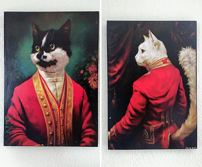 «Купил эти два плаката с котами в мундирах на гаражной распродаже менее чем за 5 долларов. Теперь они висят в моей гостиной»