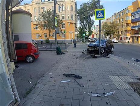 В Самаре из-за ДТП на перекрестке опять пострадала женщина на тротуаре