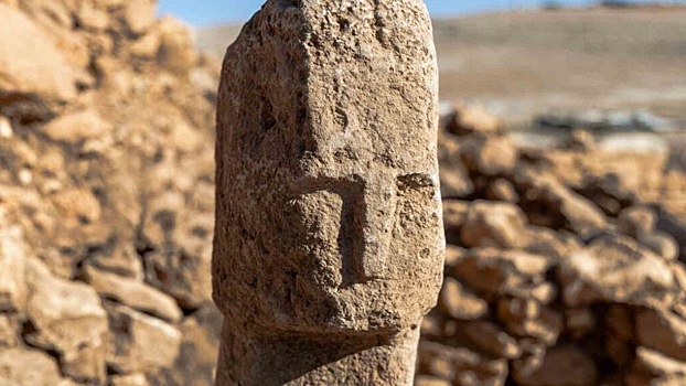 Столб с человеческим лицом возрастом 12 000 лет нашли археологи