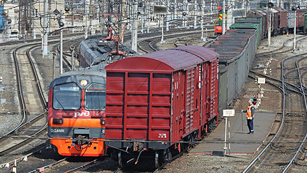 Легковушка врезалась в поезд в Красноярском крае
