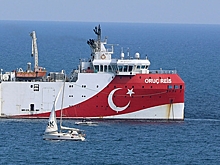 Греческий фрегат прогнал турецкое судно