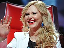 Леди в алом: Пелагея вышла на сцену в блузе с пайетками и красной лентой в волосах