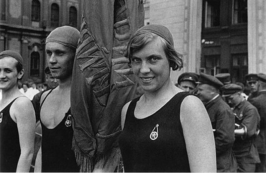 «Долой стыд»: зачем в СССР по улицам ходили марши голых людей