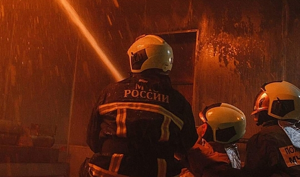 В Воронеже женщина погибла на пожаре в доме, где к подъезду из-за машин не смогли проехать спасатели