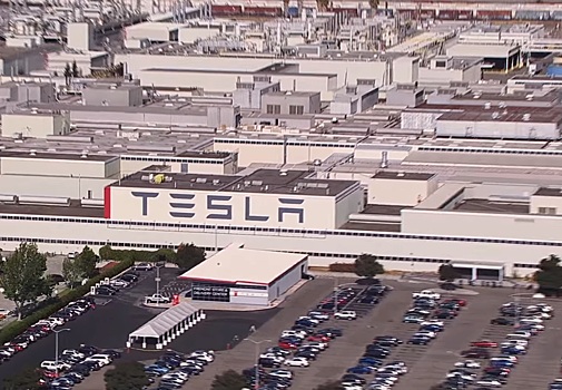 Рабочие на заводе Tesla падают в обмороки от переутомления
