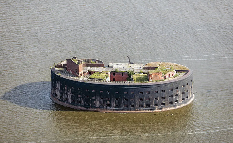 Форт «Император Александр I» — одно из оборонительных сооружений, входящих в систему обороны Кронштадта. Расположен на небольшом искусственном островке к югу от острова Котлин. 