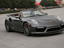 Porsche 911 на трассе спас застрявший в грязи пикап Toyota Tacoma