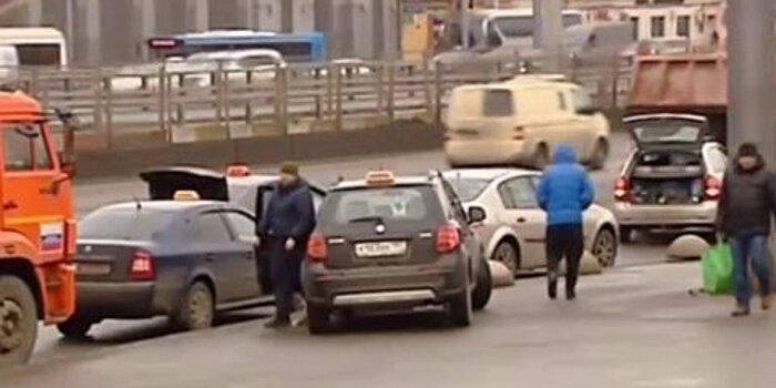 Жители Царицына против таксистов: как бороться со стихийной парковкой у метро