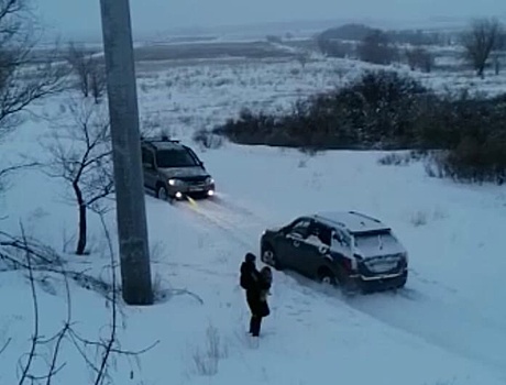 В Новотроицке инспекторы ДПС помогли вытащить из кювета автомобиль местного жителя