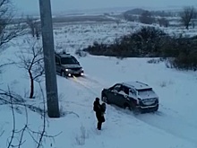 В Новотроицке инспекторы ДПС помогли вытащить из кювета автомобиль местного жителя