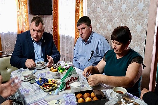 Глава Камызякского района посетил семью мобилизованного земляка