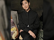 RM из BTS встал на колено перед девушкой
