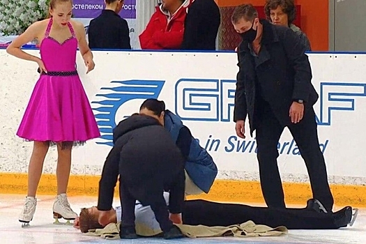 Российского фигуриста унесли на носилках со льда