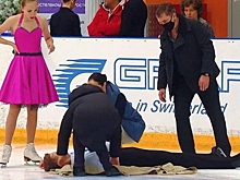Российского фигуриста унесли на носилках со льда