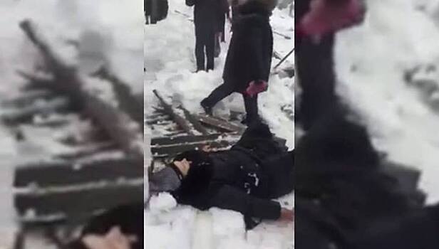 Крыша торгового ряда обрушилась на рынке в Макеевке