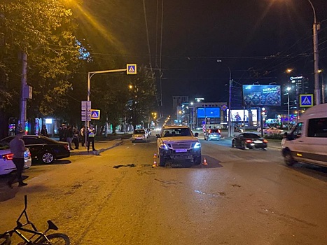 За час в Саратове автомобили сбили мужчину и женщину