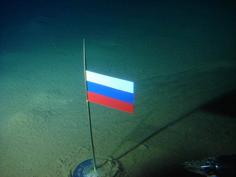 В 2007 году в ходе российской экспедиции к Северному полюсу на дне Северного Ледовитого океана был установлен титановый государственный флаг России