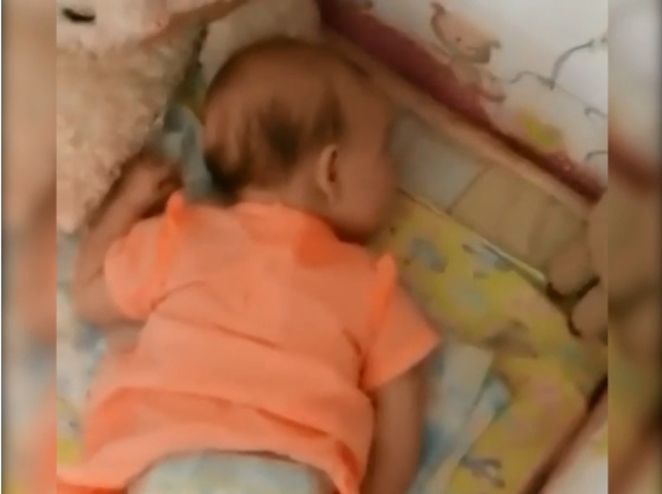 надругательство над детьми. издевательство над младенцем. дети над которыми издевались родители. насилие детей в детском доме. издеваемся над малышками.