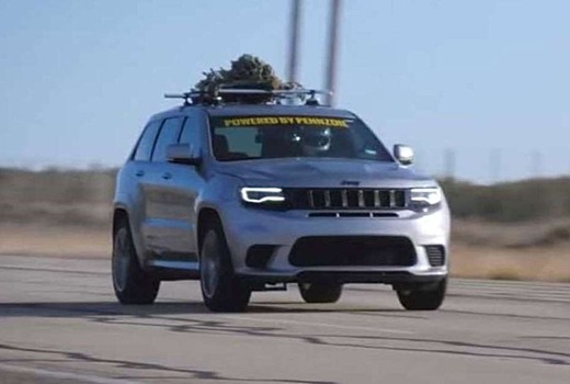 Jeep Grand Cherokee установил рекорд скорости с елкой на крыше