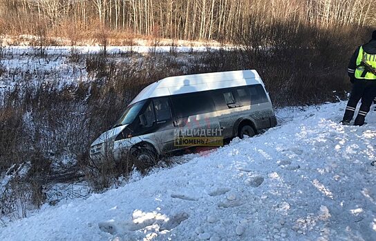 В Тюмени микроавтобус с пассажирами улетел в кювет
