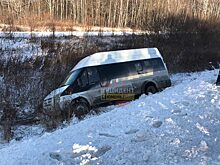 В Тюмени микроавтобус с пассажирами улетел в кювет
