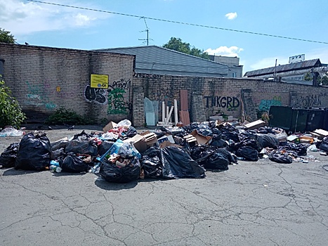 Скоро «мусорная дорога» выйдет прямиком на Кировку: центр Челябинска превратили в помойку
