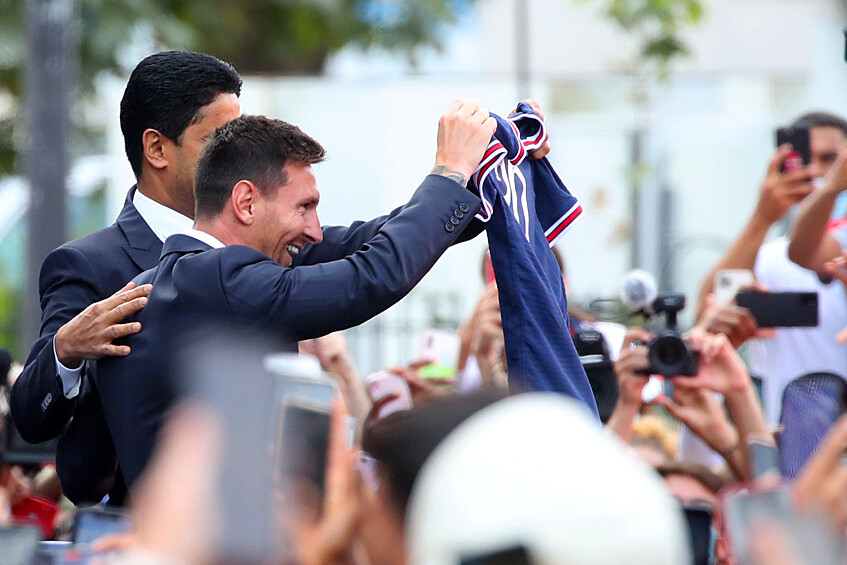 Болельщики ПСЖ приветствуют нового игрока клуба Лионеля Месси у стадиона «Парк де Пренс» в Париже, 11 августа 2021 года
