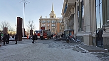 К торговому центру «Пассаж» в Екатеринбурге съехались пожарные машины