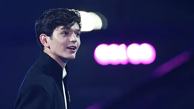 Певец Akmal высказался о России после скандала с желто-синим пакетом в Казахстане