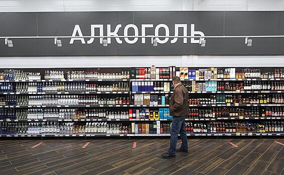 Продажи крепкого алкоголя в России достигли максимума за семь лет