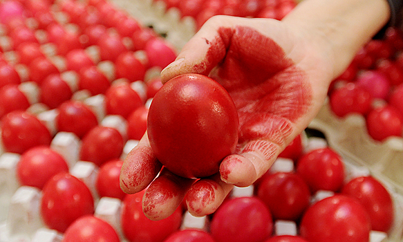 Как покрасить яйца каркаде, кофе или луковой шелухой