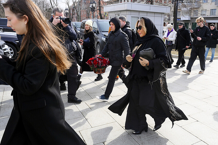 Певица Анита Цой у храма Христа Спасителя, где прошло отпевание народного артиста России Бедроса Киркорова, 21 марта 2025 года