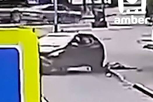 В России прохожий выволок из уезжающей машины водителя после ДТП и попал на видео