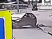 В России прохожий выволок из уезжающей машины водителя после ДТП и попал на видео