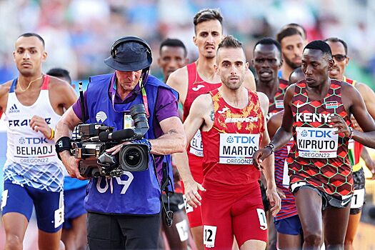 Оператор едва не сорвал финал на 3000 метров с препятствиями на чемпионате мира — 2022 по лёгкой атлетике — фото