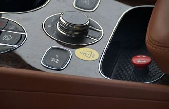 Салон гибридной модификации Bentley Bentayga попал в объектив автопапарацци