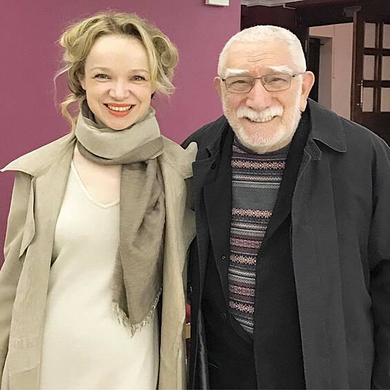 Все имущество Джигарханяна записано на молодую жену. «И даже мы себя уговаривали, что, может, обойдется: Виталина рядом, дает ему лекарства, потому что второй инсульт у него случился из-за того, что он забыл выпить препараты, которые ему прописали. Мы видели с ее стороны большие меркантильные интересы»