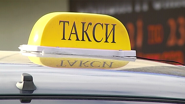 В Новом Уренгое таксист обругал и выгнал пассажиров. ВИДЕО