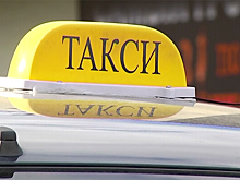 В Новом Уренгое таксист обругал и выгнал пассажиров. ВИДЕО