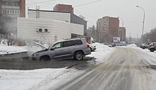 Lexus провалился под землю в Екатеринбурге