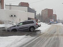 Lexus провалился под землю в Екатеринбурге