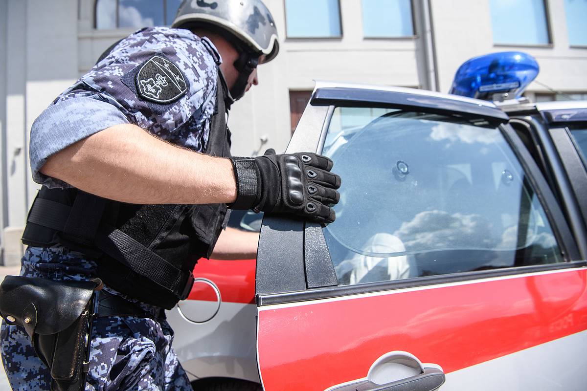 Раскрыты личности напавших на полицейских мигрантов в российском регионе