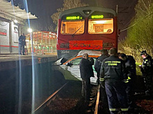 Электричка врезалась в автомобиль на переезде в Подмосковье