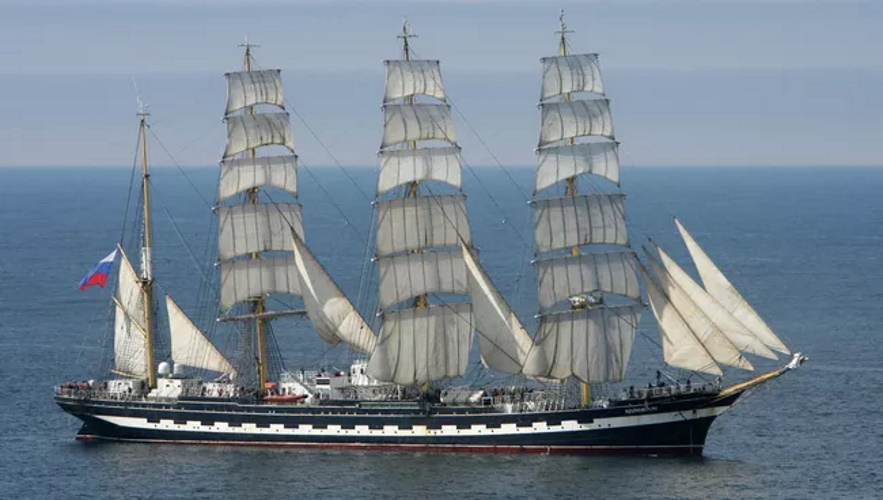 «Крузенштерн» прибыл с официальным визитом в Порт-Луи под парусами Победы